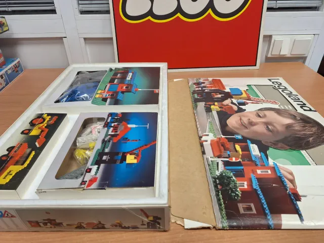 LEGO 355 TOWN CENTER SET WITH ROADWAY (1972)