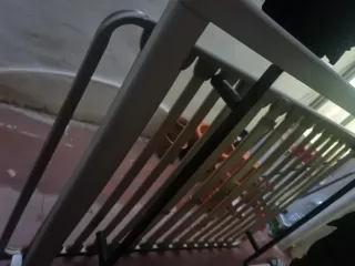 Cama con colchón beige y blanco