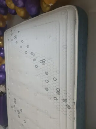 Cama con colchón beige y blanco