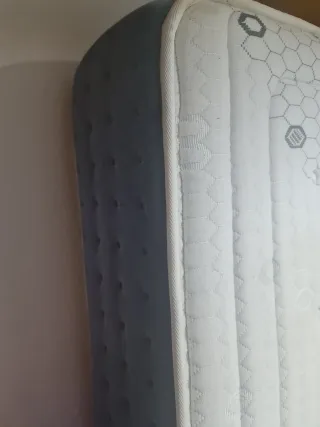 Cama con colchón beige y blanco