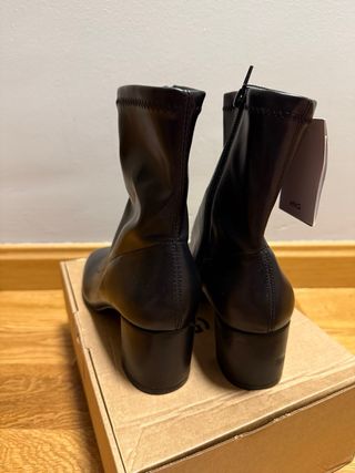 Botines piel sintética negros