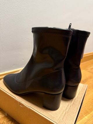 Botines piel sintética negros