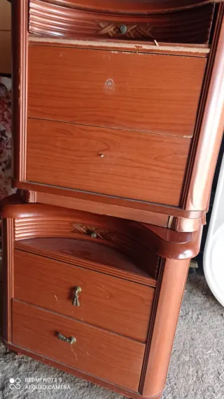 Comodini in legno e vimini