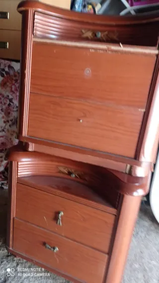 Comodini in legno e vimini