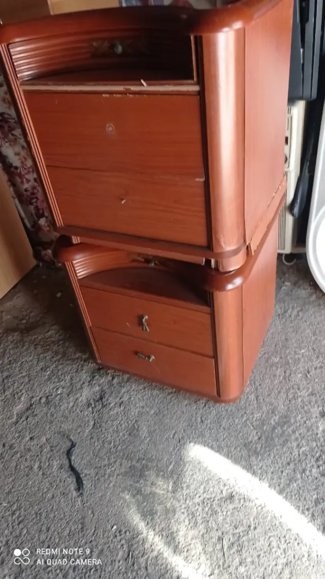 Comodini in legno e vimini