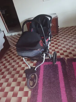 Carrinho de bebé preto