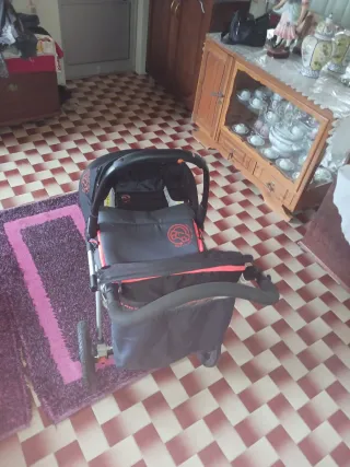 Carrinho de bebé preto