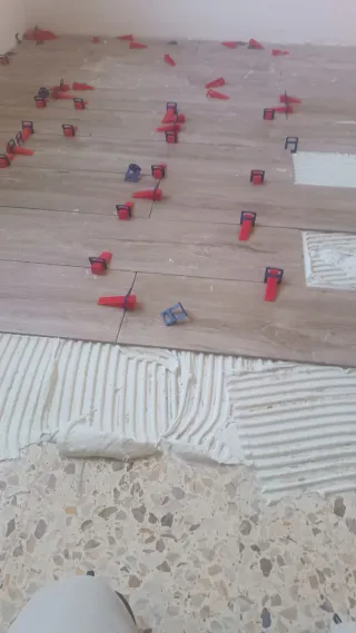 Niveladores y cuñas para azulejos