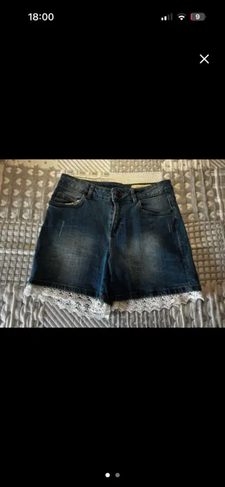 Shorts vaqueros con encaje blanco Talla 40