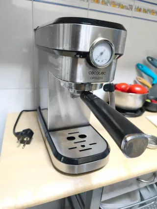 Cafetera Cecotec Cafelizzia un brazo