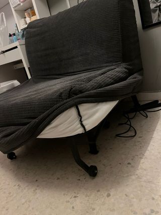 Sofá cama gris con funda