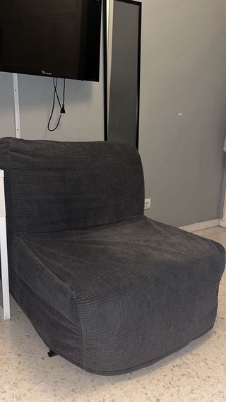 Sofá cama gris con funda