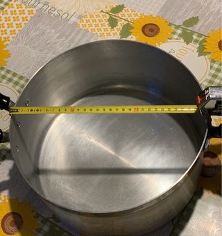 Pentola in alluminio con manici neri