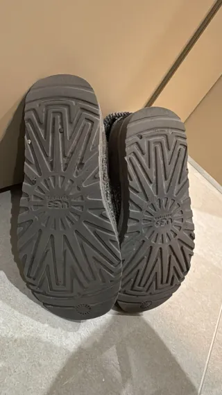 Stivali UGG grigi in maglia con bottoni