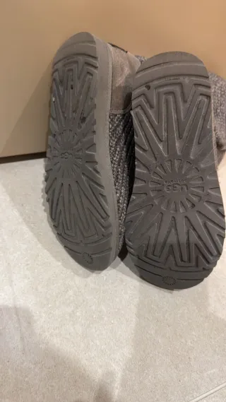 Stivali UGG grigi in maglia con bottoni