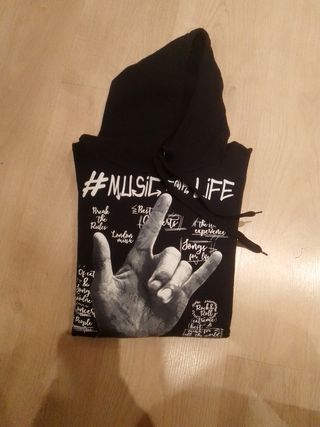 Sudadera negra con diseño