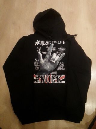 Sudadera negra con diseño