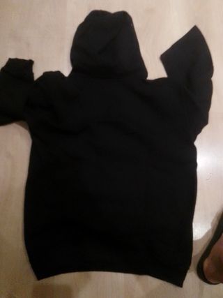 Sudadera negra con diseño