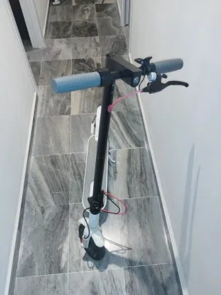 Patinete eléctrico blanco