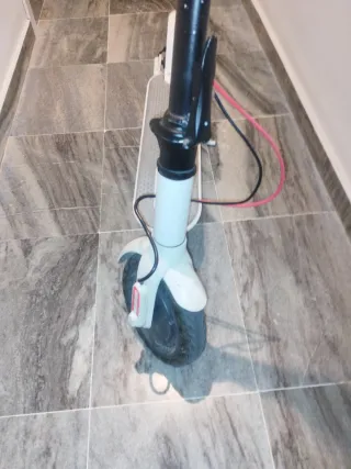 Patinete eléctrico blanco