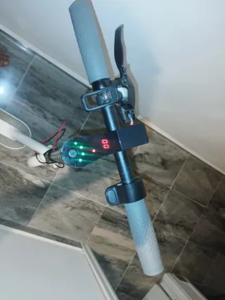 Patinete eléctrico blanco