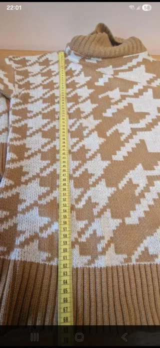 Jersey cuello alto estampado