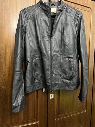 Chaqueta cuero sintético negra