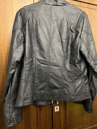 Chaqueta cuero sintético negra