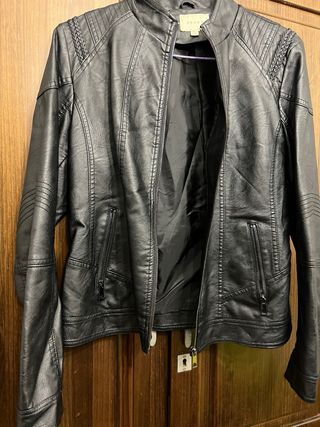 Chaqueta cuero sintético negra