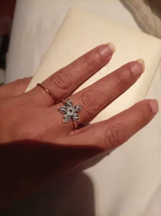 Anillo de plata con flor