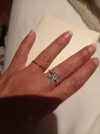 Anillo de plata con flor