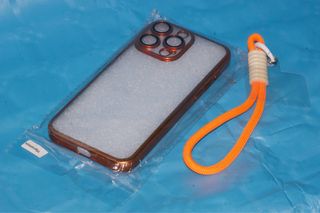 Custodia iPhone 15 Pro Max con cordino arancione