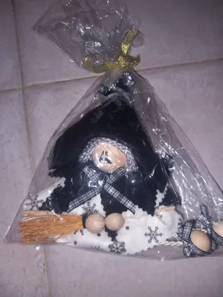 Befana fatta a mano, bianco e nero