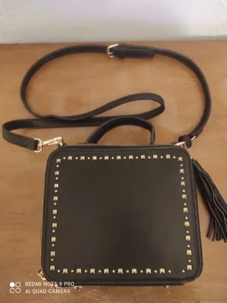 BOLSO NEGRO CON TACHUELAS