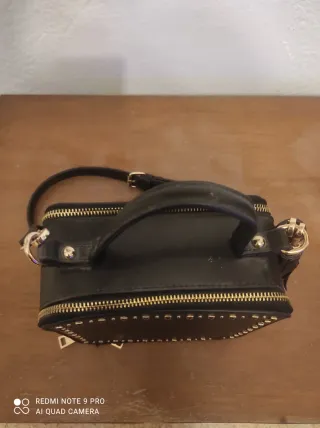 BOLSO NEGRO CON TACHUELAS