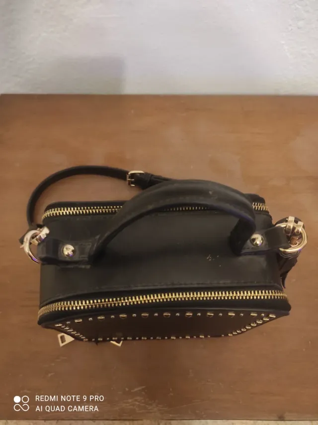 BOLSO NEGRO CON TACHUELAS