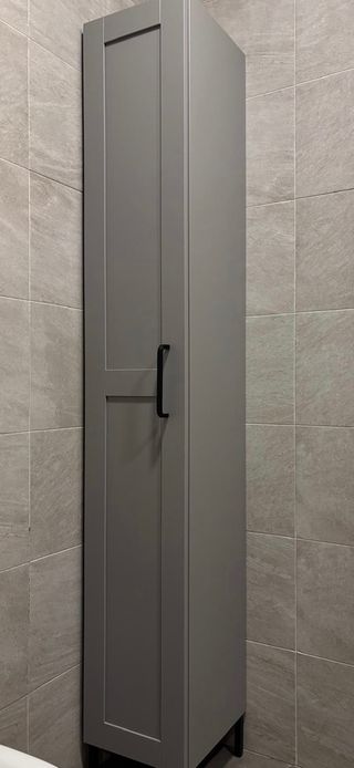 Armario alto gris 4 baldas y puerta