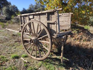 Carro antiguo de madera con ruedas