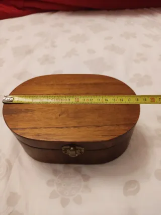Scatola ovale in legno