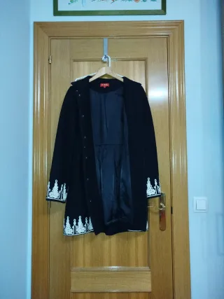 Abrigo de paño negro con bordado