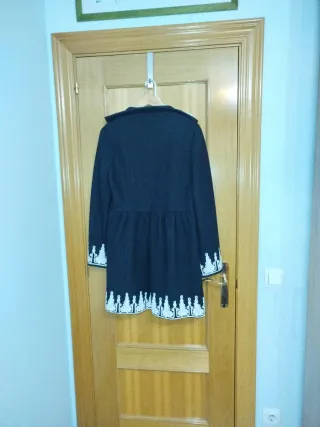 Abrigo de paño negro con bordado