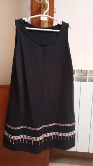 Vestido negro con bordado multicolor