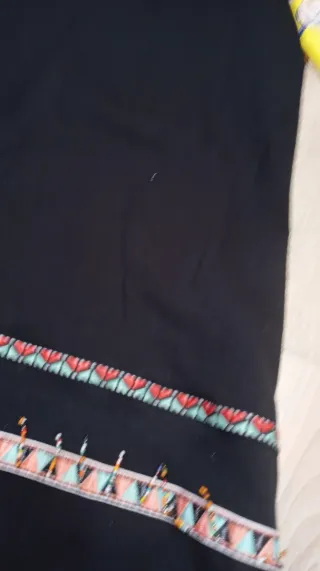 Vestido negro con bordado multicolor