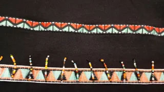 Vestido negro con bordado multicolor