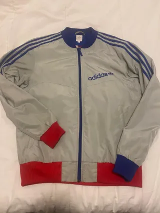 Chaqueta Adidas Impermeable Gris y Roja