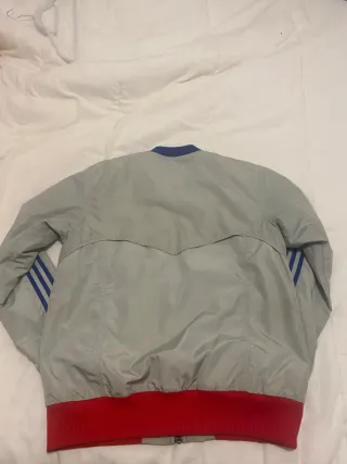 Chaqueta Adidas Impermeable Gris y Roja