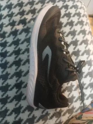 Zapatillas clavos Kiprun negras y blancas