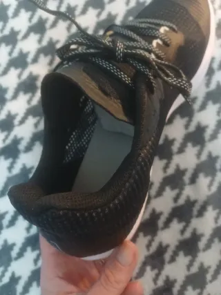 Zapatillas clavos Kiprun negras y blancas