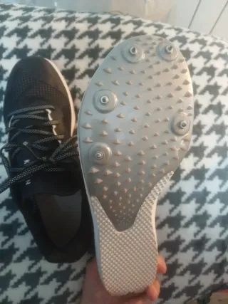 Zapatillas clavos Kiprun negras y blancas