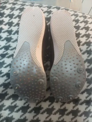 Zapatillas clavos Kiprun negras y blancas